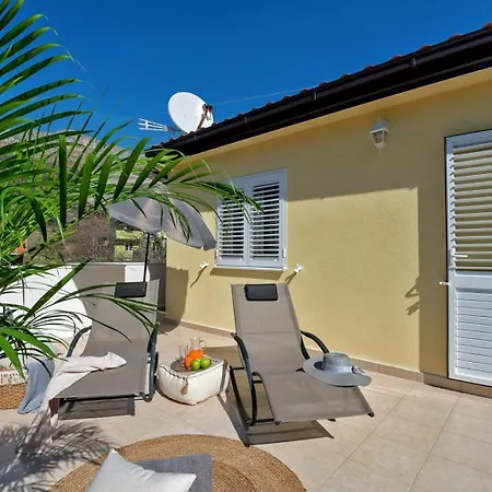 Luxury Villa Lelu With Heated Saltwater Pool, Parking, High Speed Internet, Bbq, Zrnovnica Exterior photo