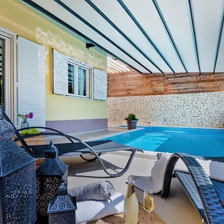Luxury Villa Lelu With Heated Saltwater Pool, Parking, High Speed Internet, Bbq, Zrnovnica Exterior photo