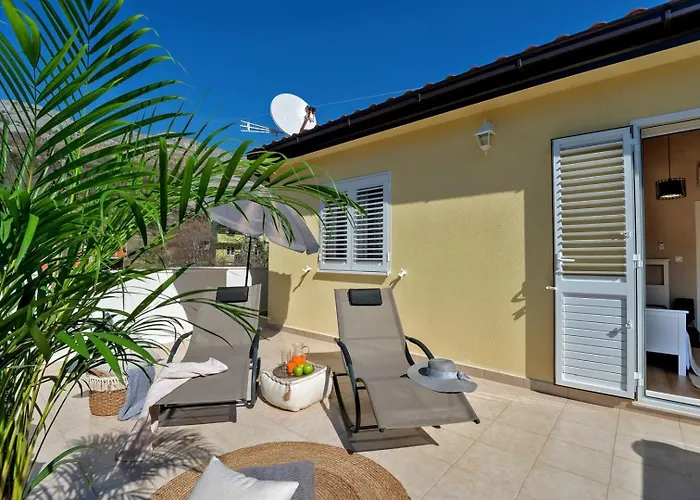 Luxury Villa Lelu With Heated Saltwater Pool, Parking, High Speed Internet, Bbq,