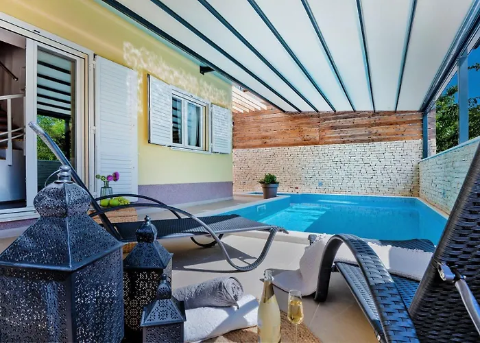 Luxury Villa Lelu With Heated Saltwater Pool, Parking, High Speed Internet, Bbq,