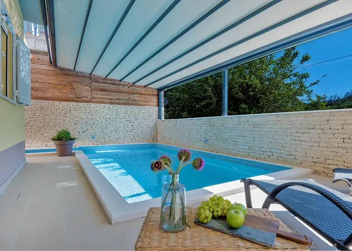Luxury Villa Lelu With Heated Saltwater Pool, Parking, High Speed Internet, Bbq,