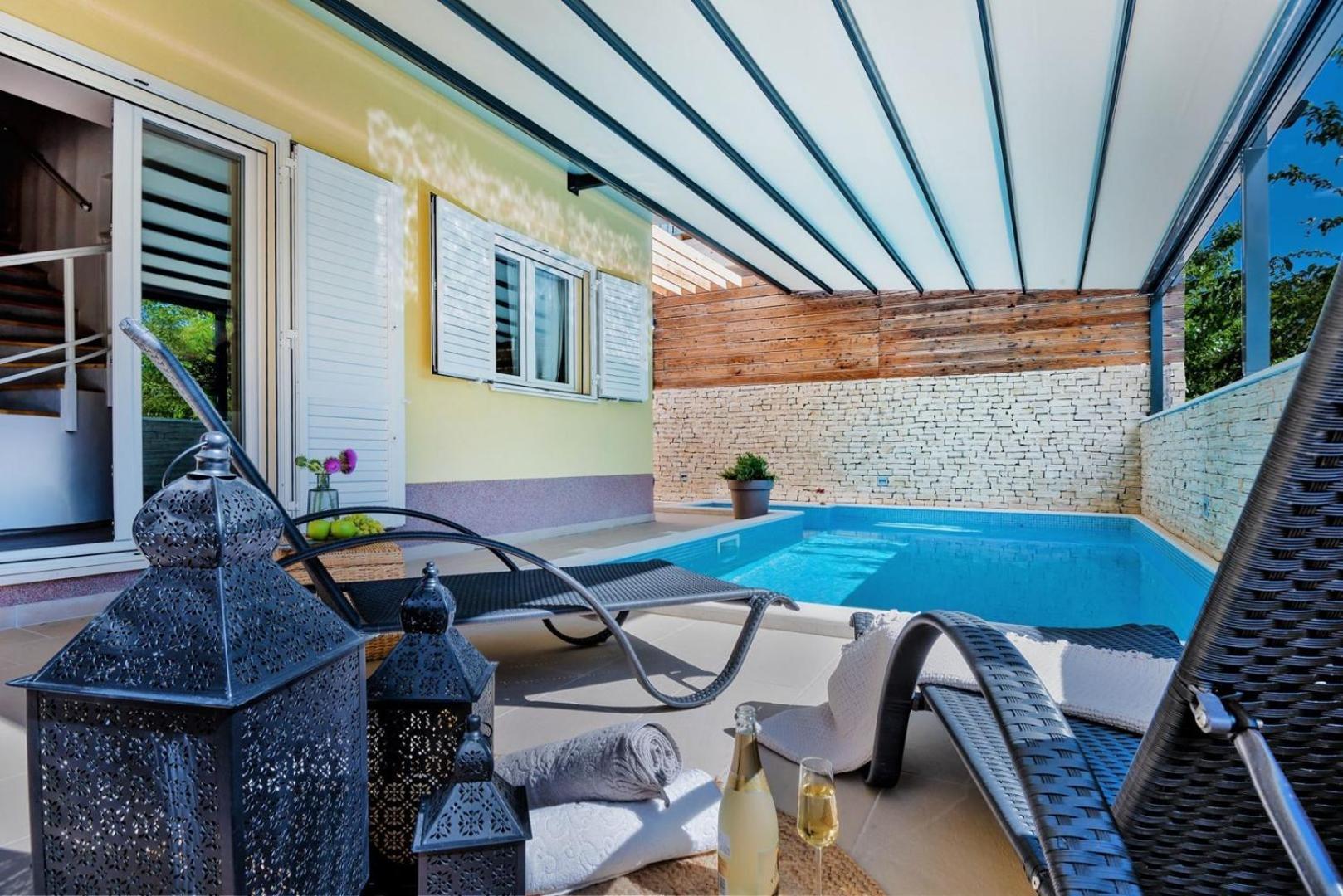 Luxury Lelu With Heated Saltwater Pool, Parking, High Speed Internet, Bbq, Villa Zrnovnica