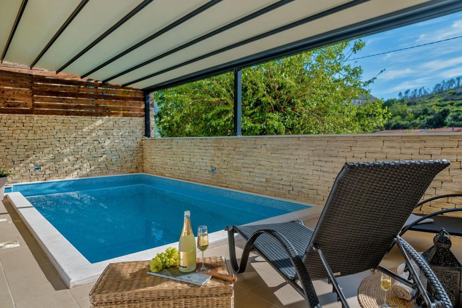 Villa Luxury Lelu With Heated Saltwater Pool, Parking, High Speed Internet, Bbq, Zrnovnica